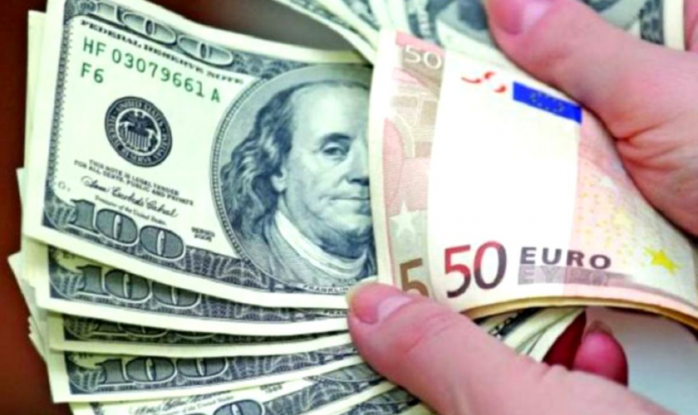 Euro și dolarul au făcut un pas înapoi