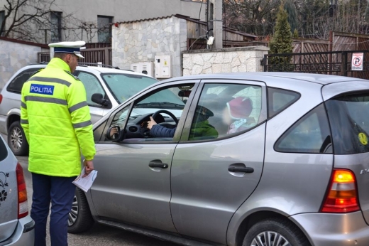 Inconștiență criminală! „În brațe este mai protejat”, „Locuim aproape” sau „Plânge”. Unde greșesc părinții când își plimbă copiii în mașină?