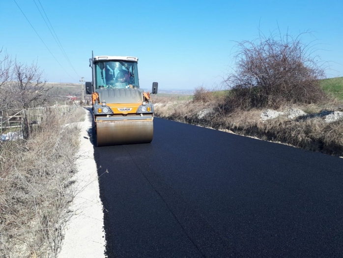 Continuă lucrările de asfaltare a drumul dintre Săndulești și Câmpia Turzii