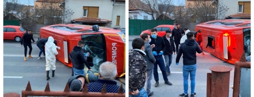 Echipaj SMURD răsturnat pe strada G. Garibaldi. Transporta români proaspăt reveniți din Franța!, sursă foto: Info Trafic jud. Cluj