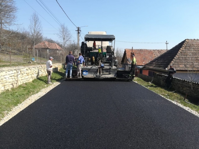 Covor asfaltic nou pe un drum județean. Mașinile de mare tonaj circulau în voie cu mare viteză