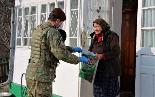 militarii-romani-impart-alimente-si-mancare-batranilor-izolati-de-coronavirus