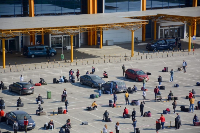 În urma incidentului de ieri, autoritățile au luat măsuri de distanțare a pasagerilor, în parcarea Aeroportului Cluj