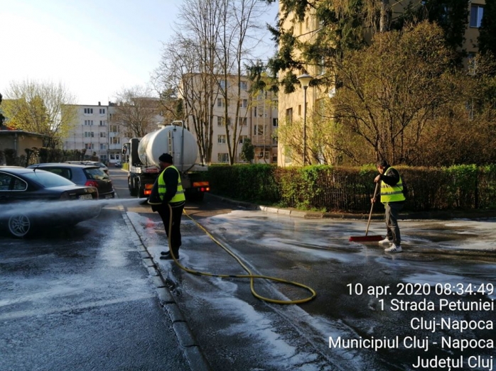 Străzile din Cluj-Napoca, spălate în continuare cu detergent