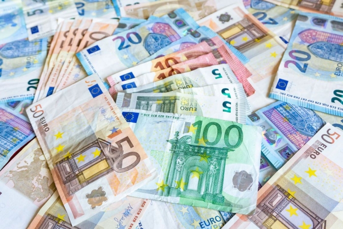 Euro a revenit peste pragul de 4,84 lei