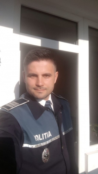 EI, CEI DIN LINITA ÎNTÂI. Adrian Lorinț, polițist: „Nu mi-e teamă, fiindcă mă protejez. Folosesc mască și mănuși”