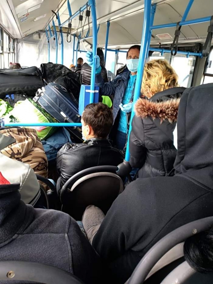 Înghesuiți până la refuz, în plină pandemie. 70 de români au ajuns în Cluj din Germania, într-un autobuz plin ochi