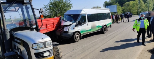 ACCIDENT la Jucu. Un microbuz cu 16 persoane a lovit un tractor