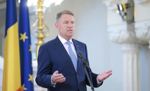 klaus-iohannis-kotelezo-marad-a-felelossegvallalasi-nyilatkozat-a-telepules-elhagyasakor-a-vedomaszk-viselete-es-a-masfel-meteres-tavolsag-betartasa