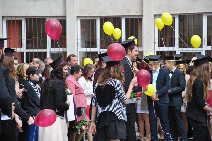 „Gaudeamus igitur” nu va suna pe holurile liceelor în acest an. Mărturiile absolvenților de clasa a XII-a.