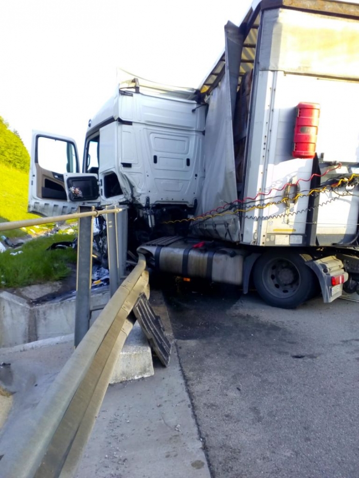 Accident pe Autostrada Transilvania. Un TIR a intrat în balustradă