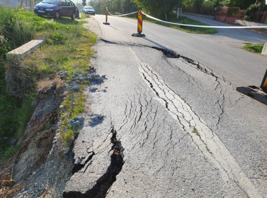 Un drum surpat din Cluj va fi refăcut. Lucrări de peste 3,3 mil. lei