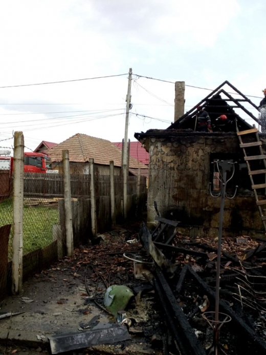 Incendiu la o casă din Iclod. Materiale combustibile au fost depozitate în apropierea sobei