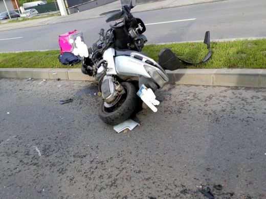 Accident pe Calea Turzii. Un scuter a intrat într-o bordură