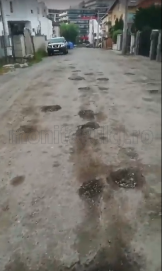 Strada Mozart, uitată în continuare de autorități. Localnicii se plâng că își rup mașinile. VIDEO