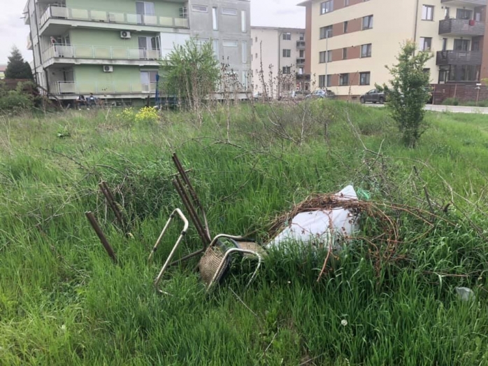 FOTO. Florești, o groapă de gunoi. Oamenii aruncă tot ce prind pe spațiul public: scaune, saltele, frigidere