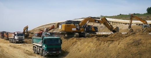 desteptarea-pe-autostrada-sebes-turda-s-au-trezit-aktorii-greci-cum-se-lucreaza-pe-santier-video, sursă foto: captură video YouTube Aktor