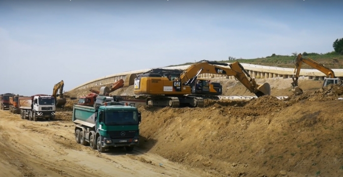 desteptarea-pe-autostrada-sebes-turda-s-au-trezit-aktorii-greci-cum-se-lucreaza-pe-santier-video, sursă foto: captură video YouTube Aktor