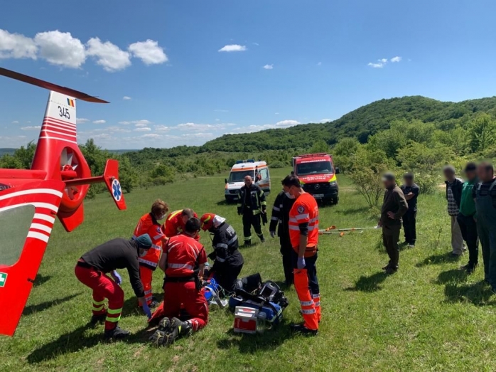 Un tânăr a fost transportat cu ELICOPTERUL SMURD la spital după un accident de muncă