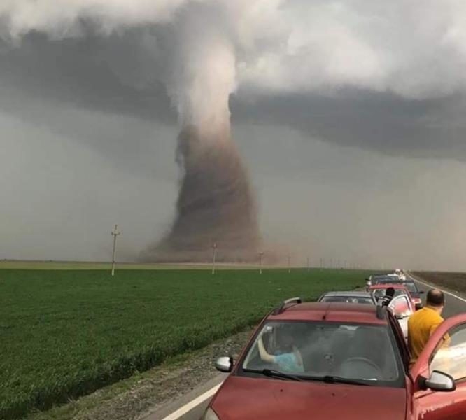 Se apropie sezonul tornadelor! Care sunt cele mai expuse zone din România şi cum trebuie să ne ferim