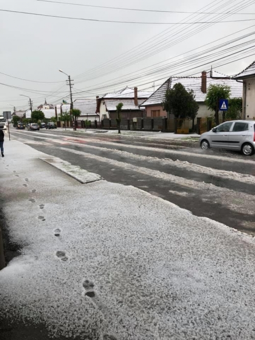 Fenomen meteo extrem în Câmpia Turzii! O ploaie cu gheaţă a adus un decor de iarnă