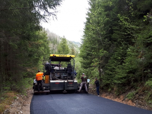 in-sfarsit-bucurie-pentru-iubitorii-de-munte-se-vede-asfaltul-pe-un-drum-judetean-turistic