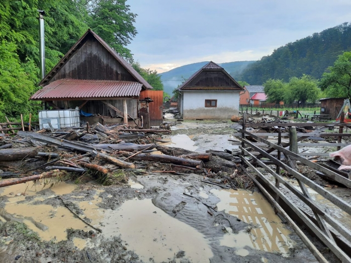 Primele inundații în 2020. Mai multe gospodarii, afectate într-o localitate clujeană. FOTO