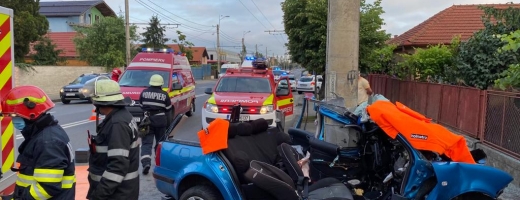 Accident grav pe o stradă din Cluj. Trei persoane au rămas ÎNCARCERATE, iar mașina a fost făcută PRAF!