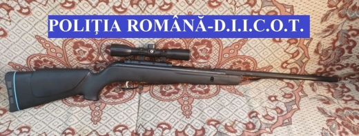 Droguri, arme și zeci de mii de euro, confiscate de polițiștii clujeni, în urma unor percheziții