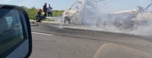 Incendiu pe autostradă. O autoutilitară a luat foc pe A3