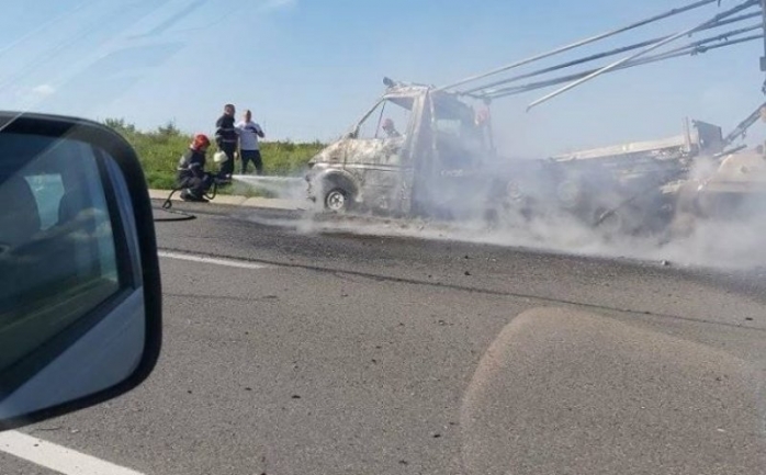 Incendiu pe autostradă. O autoutilitară a luat foc pe A3