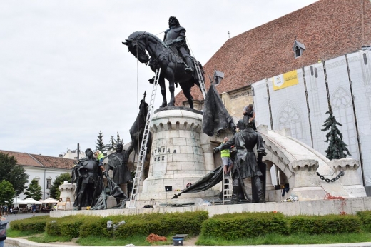 FOTOGRAFIA ZILEI Statuia lui Matei Corvin va fi curățată!