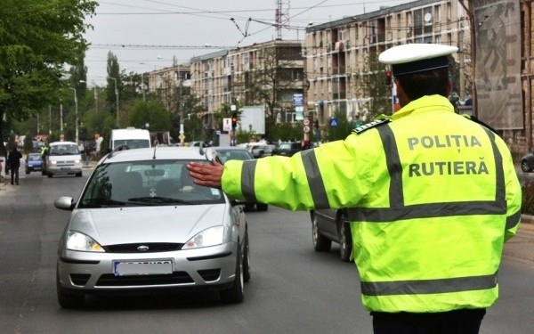 Polițist rutier, traficant de droguri! Procurorii au găsit peste 20 de kilograme de canabis la domiciliul său