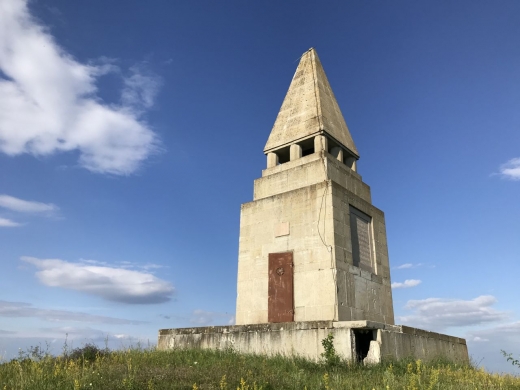 Monumentul Răscoalei de la Bobâlna, lăsat de izbeliște! A fost vandalizat și scrijelit, însă autoritățile închid ochii