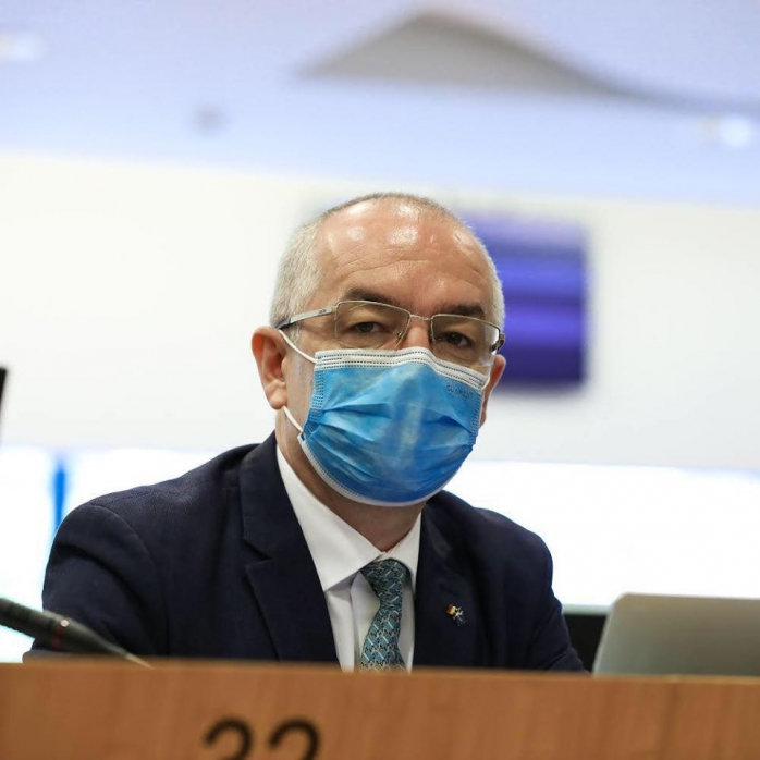 Emil Boc dă de pământ cu politicienii „mecanici”: „Nu e normal să ia decizii în locul medicilor!”