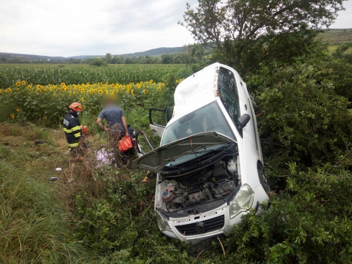 Trei copii și o femeie au fost transportați la spital după un accident petrecut pe DJ161