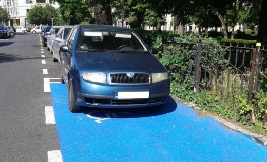 Se schimba legea. Ce se întâmplă dacă parchezi pe locurile rezervate celor cu handicap