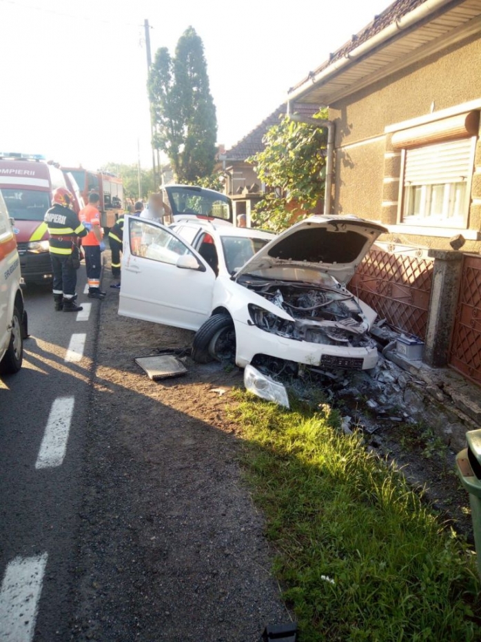 Accident cu doi răniți, la Negreni. A intrat cu mașina în gardul unei case