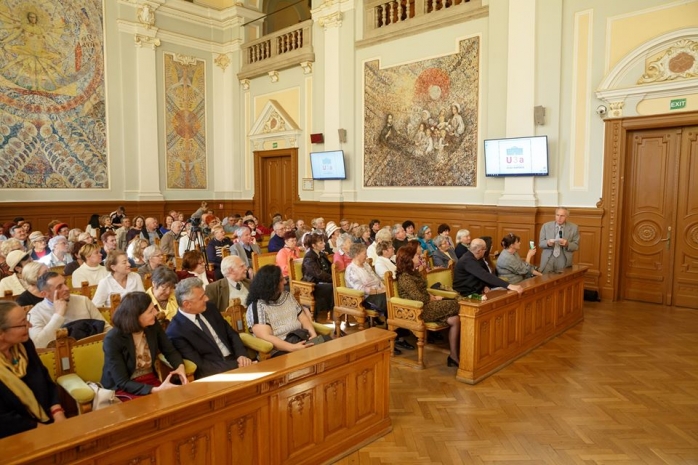 Studențimea nu cunoaște limite! Absolvenții Universității Vârstei a III-a și-au luat rămas bun de la facultate. Ce a promis primarul Emil Boc?