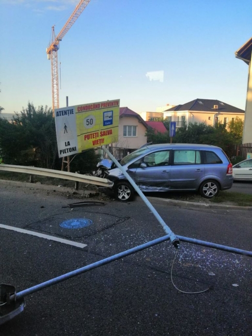 Accident pe Calea Turzii! O mașină a intrat în parapet