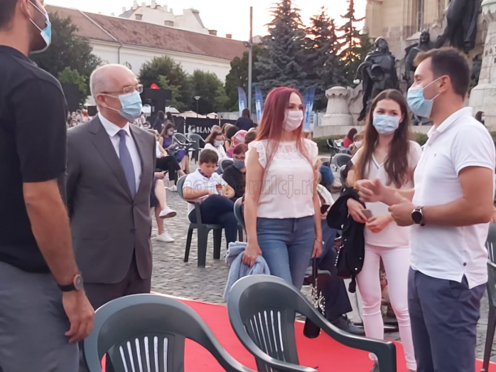 TIFF 2020 a debutat cu Boc şi Abrudean în prim plan. Distanţarea socială este respectată cu stricteţe. FOTO