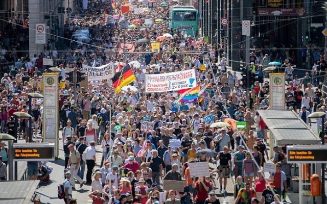 Proteste violente la Berlin, împotriva măsurilor de prevenire a infectării cu coronavirus. 18 polițiști au fost răniți