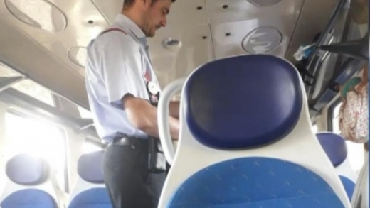 VIDEO. Controlorii CFR fără mască în tren. Oamenii poartă masca „de proști”