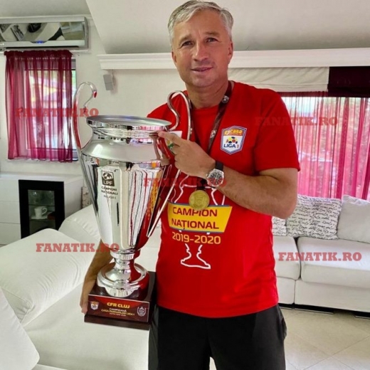 Dan Petrescu, alături de titlul de campion. Sursă foto: Fanatik