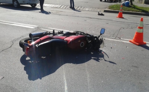 Accident grav! Un motociclist a intrat într-un autobuz.