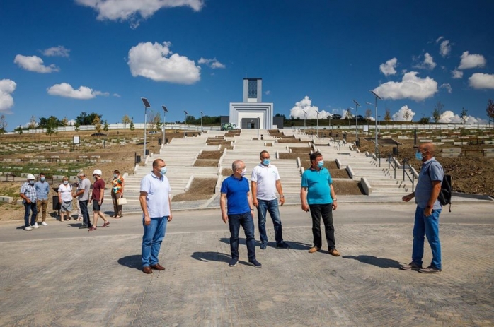 Primul cimitir-parc din România, recepționat la Cluj-Napoca. Emil Boc: „Ne gândim la tot, de la naștere, până la trecerea la cele veșnice!” FOTO: Facebook Emil Boc