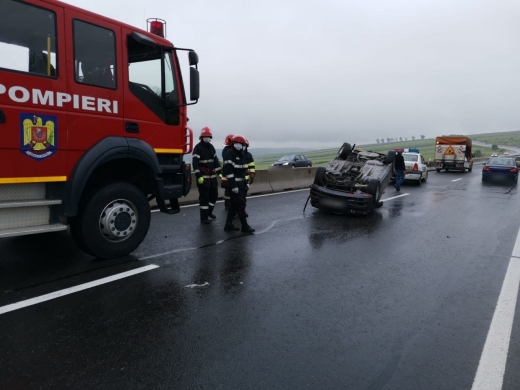 FOTO Accidente rutiere în lanț! Un autoturism s-a răsturnat î