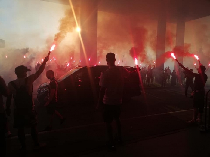 Fanii lui „U” Cluj s-au despărțit de Emil Jula cu torțe și aplauze. Foto Paul Gheorgheci/Monitorul de Cluj