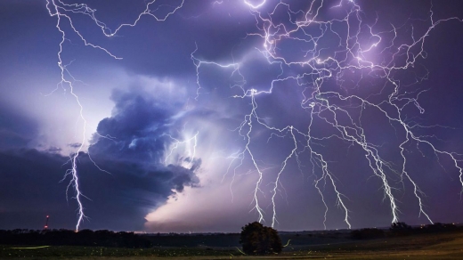 METEO. Prima zi de toamnă vine cu descărcări electrice la Cluj