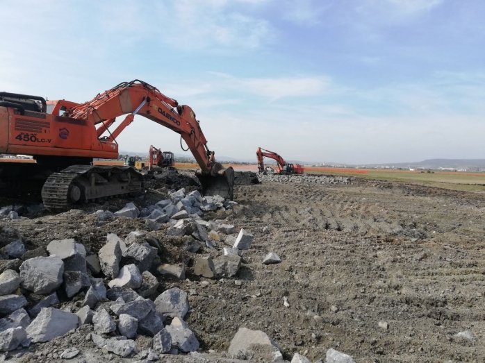 Fără ÎNTÂRZIERI pe Aeroportul Cluj. Au început lucrările la noua cale de rulare. Când va fi dată în folosință?